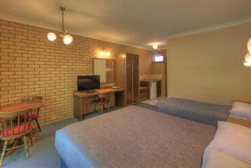 هتل Barrass's John Bright Motor Inn