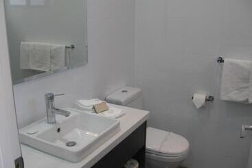 هتل Barrass's John Bright Motor Inn