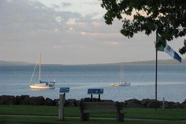 هتل Bayside Inn