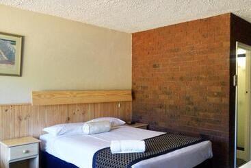 Motel Sierra   Bright
