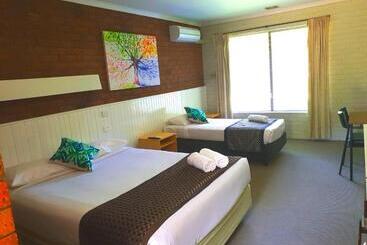 Motel Sierra   Bright