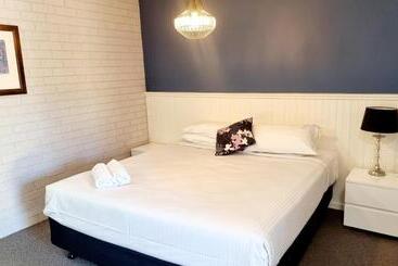 Motel Sierra Bright