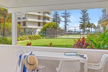 هتل Burleigh Beach Tower