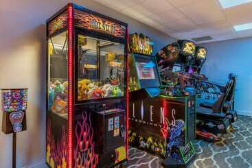 هتل Comfort Suites Maingate East