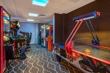 هتل Comfort Suites Maingate East