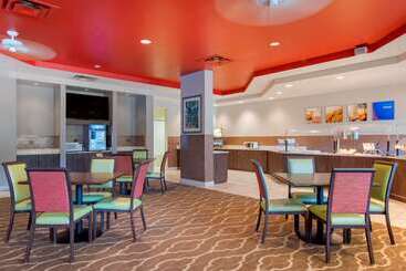 هتل Comfort Suites Maingate East