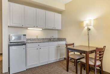 هتل Comfort Suites Maingate East