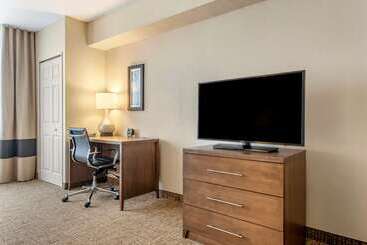 هتل Comfort Suites Maingate East