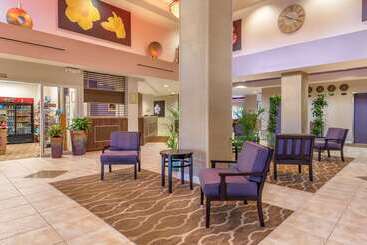 هتل Comfort Suites Maingate East