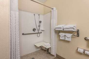 هتل Comfort Suites Maingate East