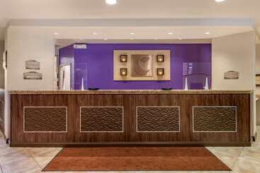 هتل Comfort Suites Maingate East