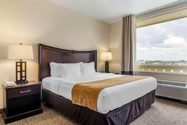 هتل Comfort Suites Maingate East
