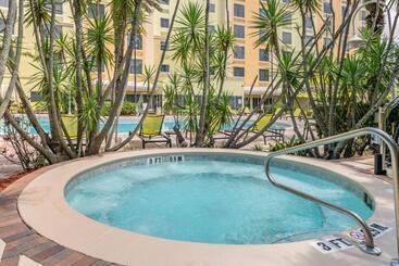 هتل Comfort Suites Maingate East