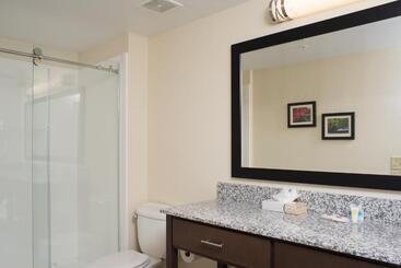 هتل Comfort Suites Maingate East