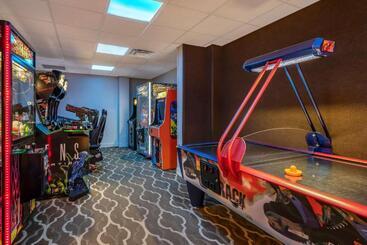 هتل Comfort Suites Maingate East