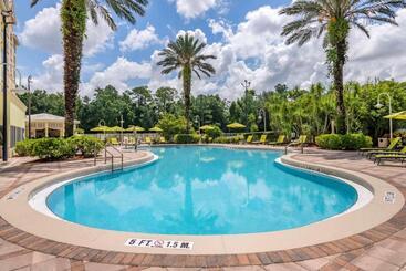 هتل Comfort Suites Maingate East