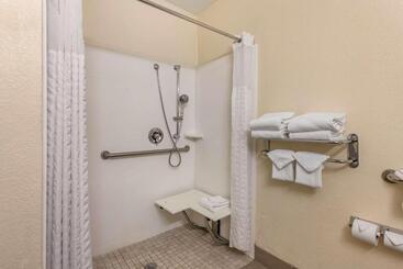 هتل Comfort Suites Maingate East