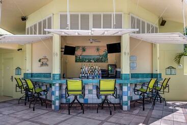هتل Comfort Suites Maingate East