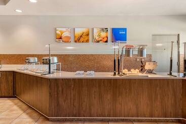 هتل Comfort Suites Maingate East