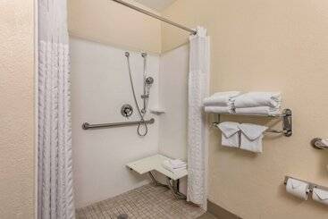 هتل Comfort Suites Maingate East
