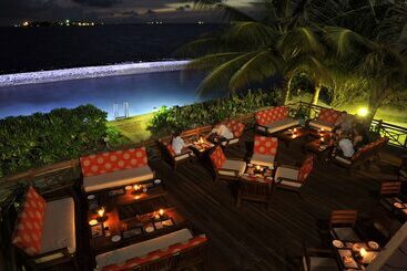 هتل Hulhule Island