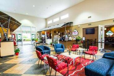 هتل Maingate Garden Inn