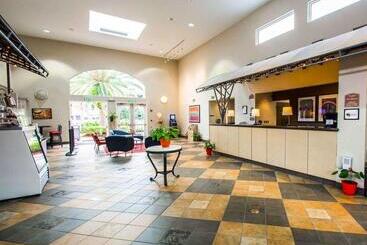 هتل Maingate Garden Inn