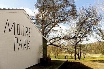 هتل Moore Park Inn