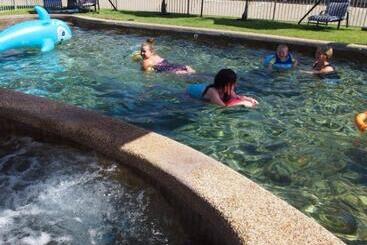 בית מלון כפרי Belltower Motor Inn