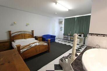 Отель Lazy River Motor Inn