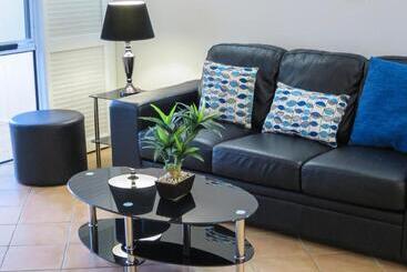 هتل Marlin Waters Beachfront Apartments