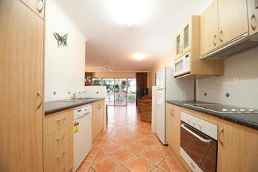 هتل Marlin Waters Beachfront Apartments