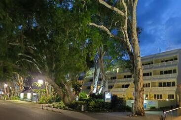 هتل Marlin Waters Beachfront Apartments