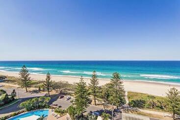 Отель Oceana On Broadbeach