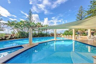 Отель Oceana On Broadbeach