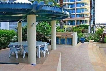 Отель Oceana On Broadbeach