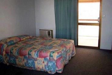 استراحتگاه Heavitree Gap Outback Lodge