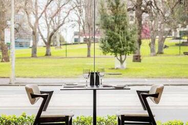 هتل Radisson On Flagstaff Gardens Melbourne