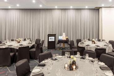 هتل Radisson On Flagstaff Gardens Melbourne