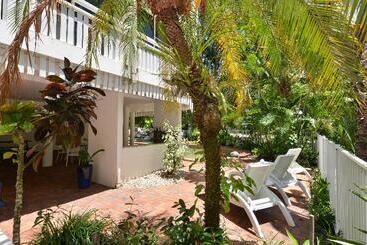 هتل The White House Port Douglas