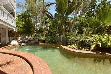 هتل The White House Port Douglas