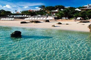هتل Grotto Bay Beach Resort