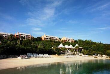 هتل Grotto Bay Beach Resort