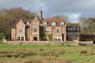 هتل Burley Manor
