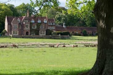 هتل Burley Manor