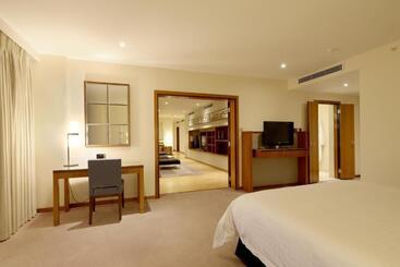 هتل Canary Riverside Plaza