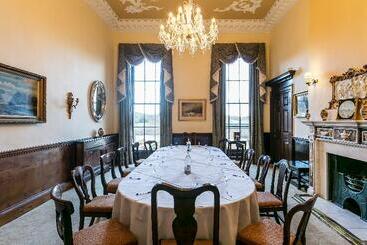 هتل Ednam House