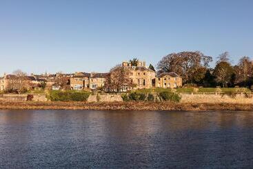 هتل Ednam House