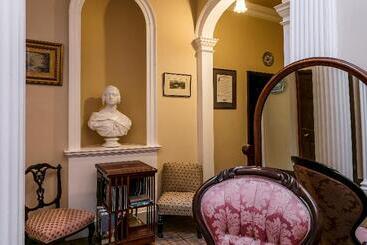 هتل Ednam House