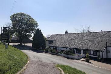 هتل The Dog & Partridge Country Inn